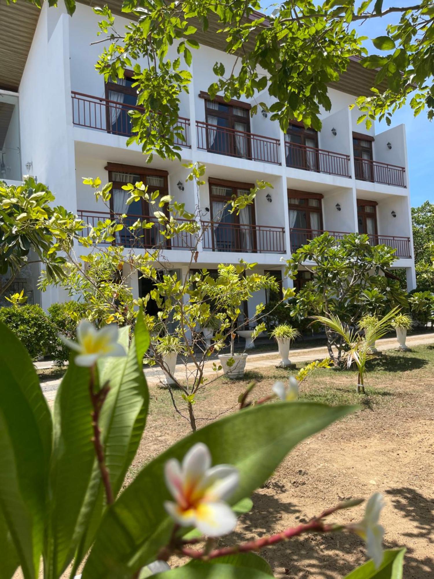 Amanda Beach Resort Passikudah Exteriör bild